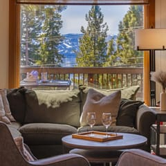 Spacious 5 BDR Lakeview Hot-Tub A+ Amenities Close to Slopes Town