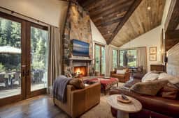 Truckee River House | Sleeps 10+ | Minutes to Palisades Tahoe - Image 4