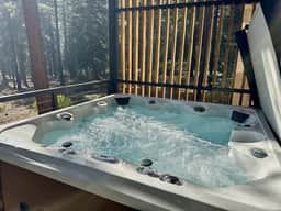 Pet-Friendly Eco-Friendly Truckee Container House w Hot-Tub - Image 2