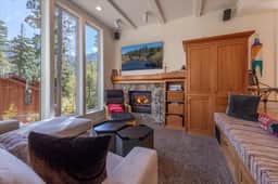 Palisades Tahoe Ski Cabin Free Shuttle to Lifts in Minutes - Image 5