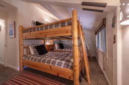 Palisades Tahoe Ski Cabin Free Shuttle to Lifts in Minutes - Image 4