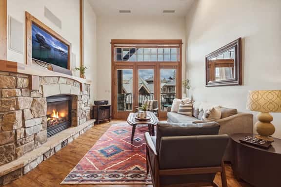 Ski-In/Out Northstar Village Top Floor Condo Hot-Tub - Image 1