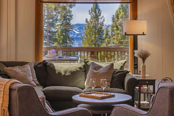 Spacious 5 BDR Lakeview Hot-Tub A+ Amenities Close to Slopes Town - Image 1