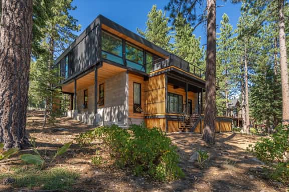 Pet-Friendly Eco-Friendly Truckee Container House w Hot-Tub - Image 1