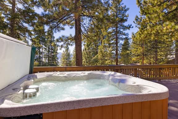 Spacious 5 BDR Lakeview Hot-Tub A+ Amenities Close to Slopes Town - Image 4