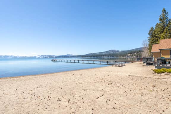 Lakeside Condo Close to Slopes Excellent Location - Image 2
