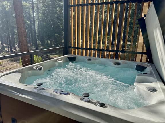 Pet-Friendly Eco-Friendly Truckee Container House w Hot-Tub - Image 2